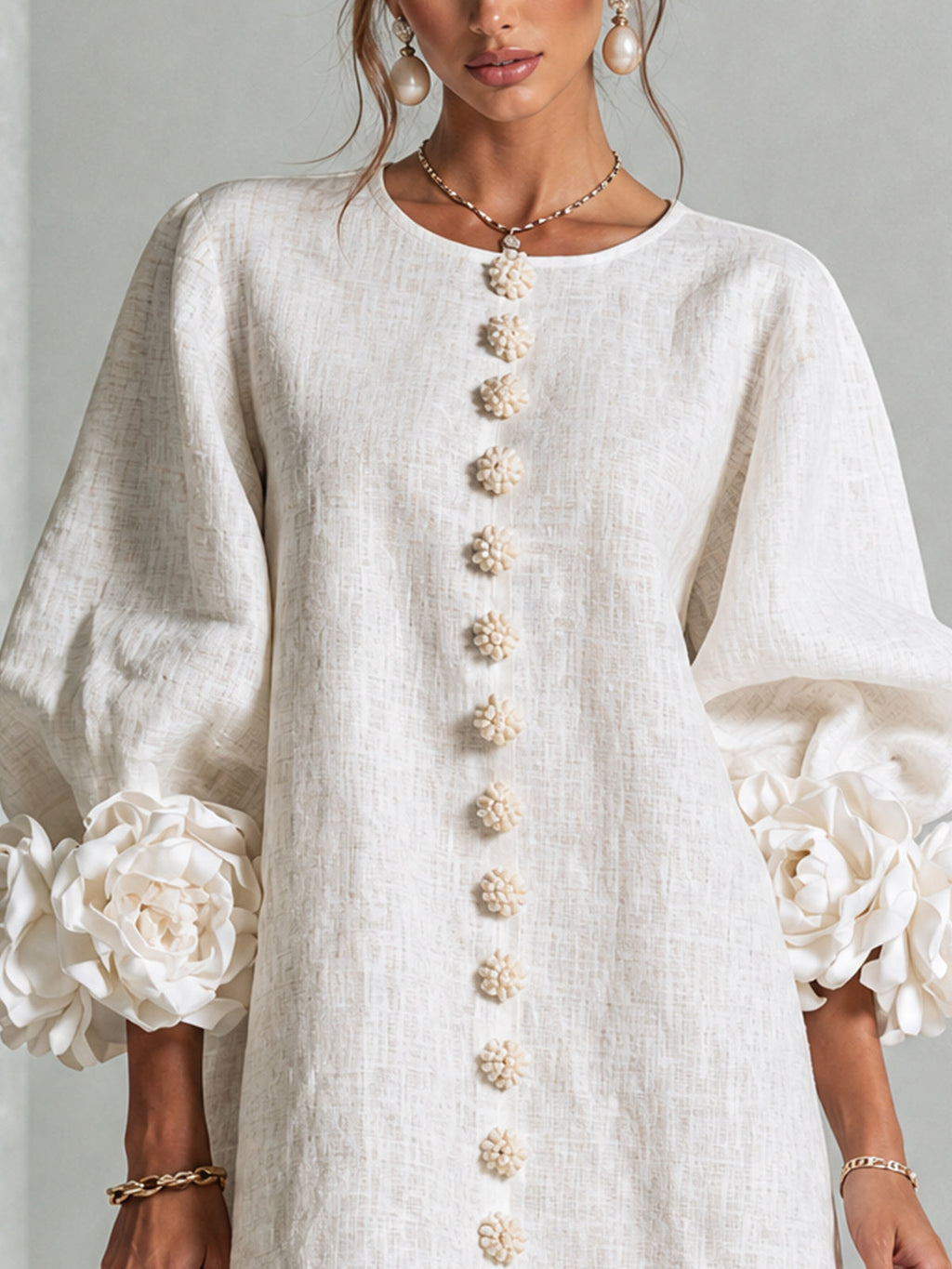 Anita | Mini vestido blanco con rosas en los puños