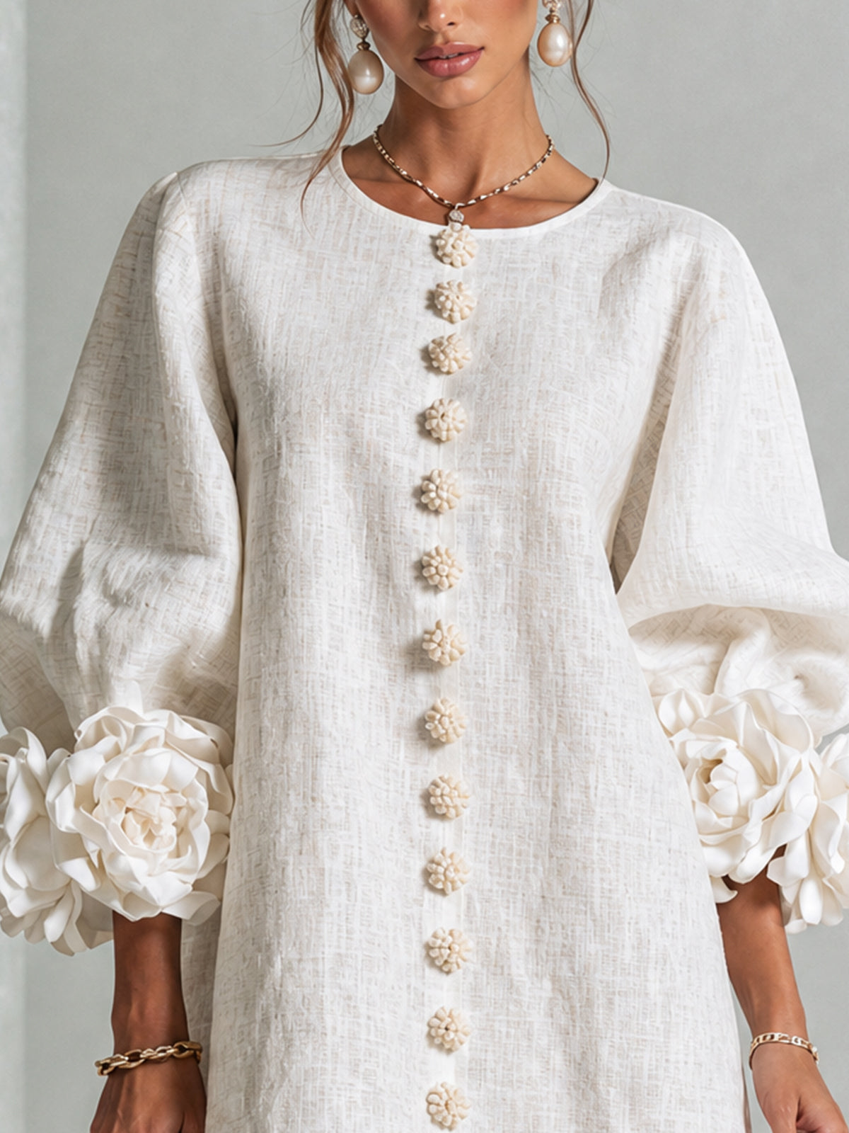 Anita | Mini vestido blanco con rosas en los puños
